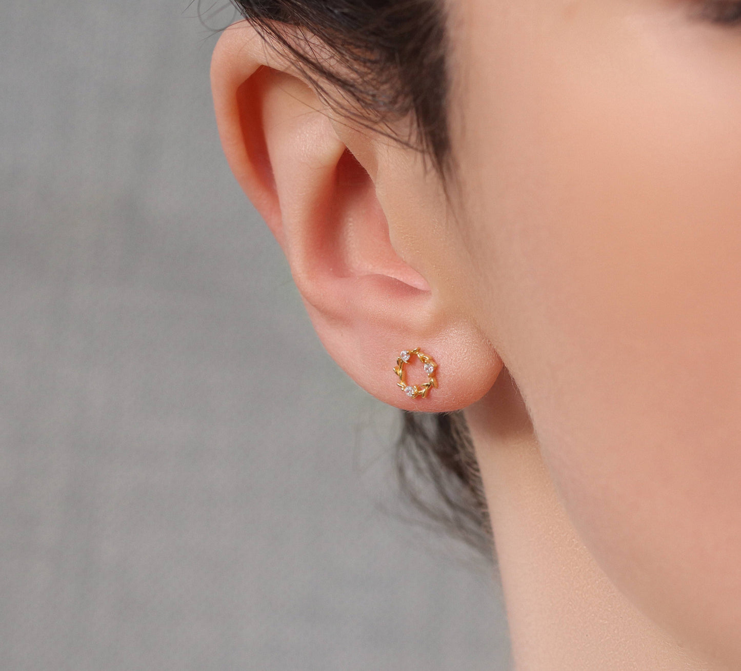Gold Wreath Circle Stud Earrings