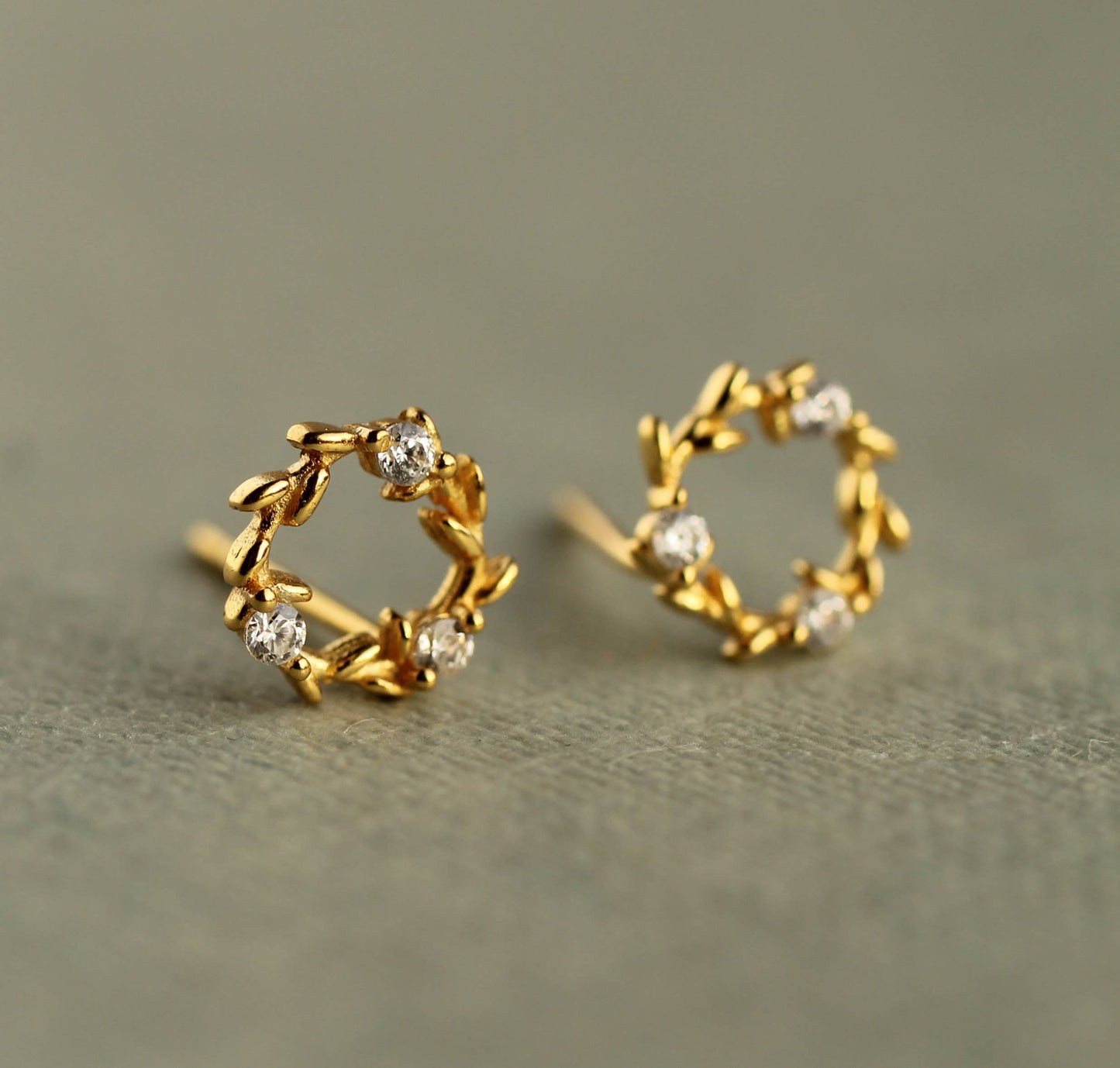 Gold Wreath Circle Stud Earrings