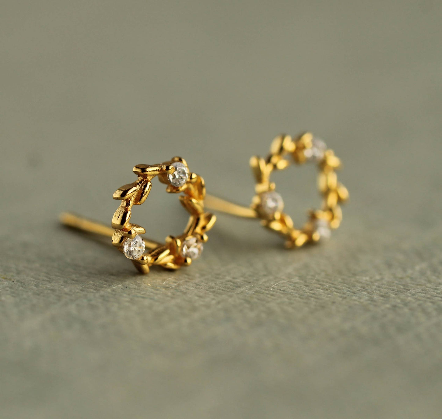 Gold Wreath Circle Stud Earrings