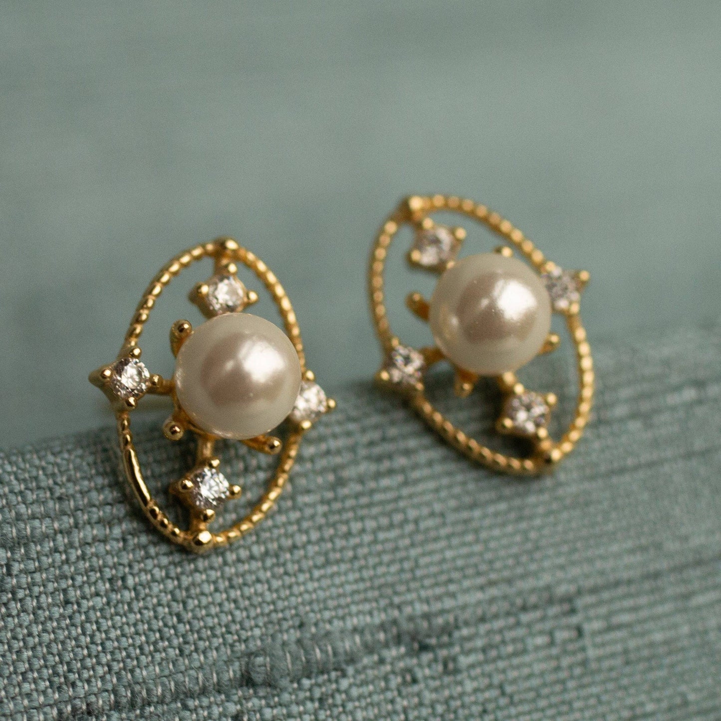 Gold Comet Pearl Studs